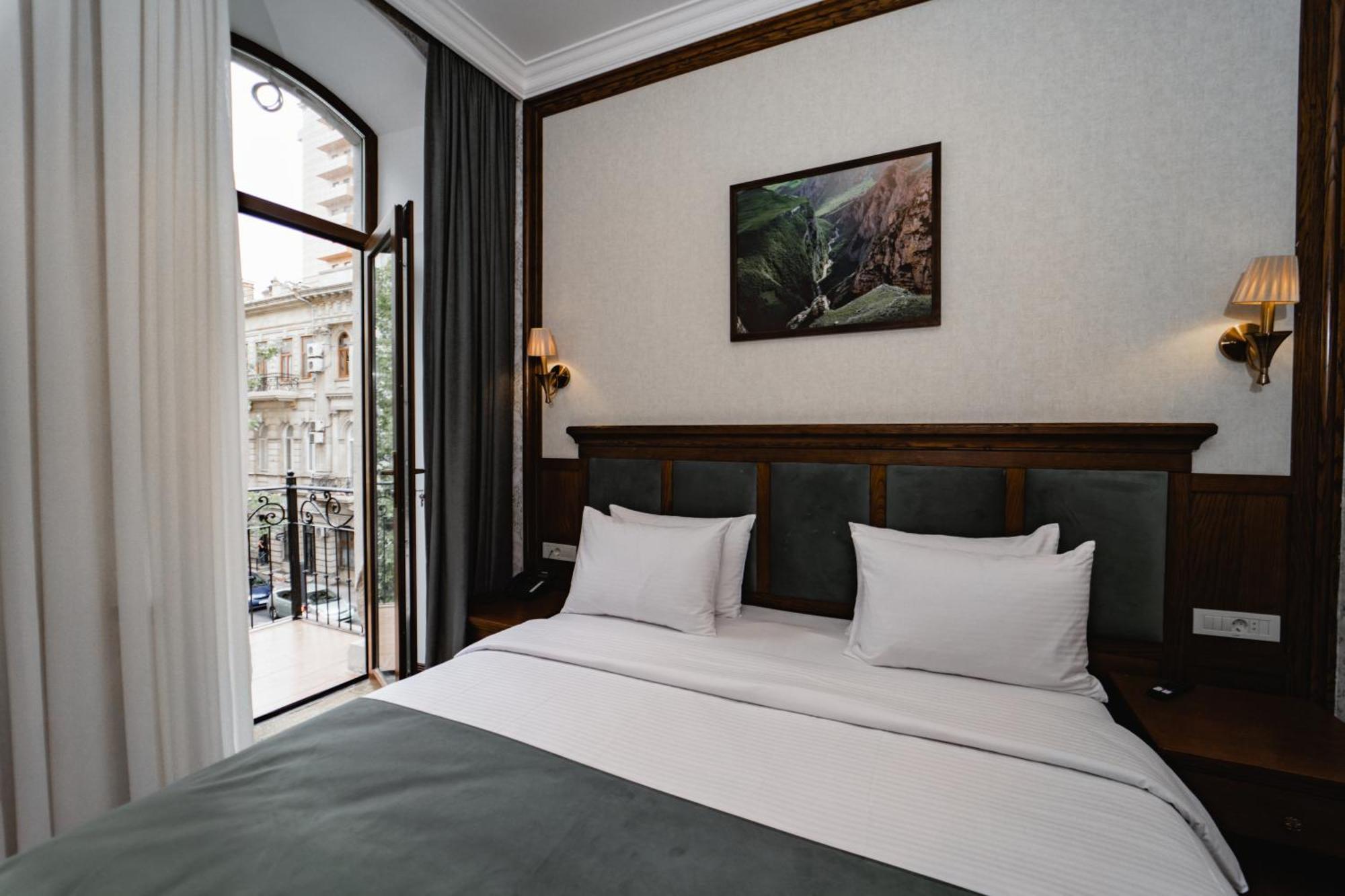 Midway Baku Hotel Bagian luar foto