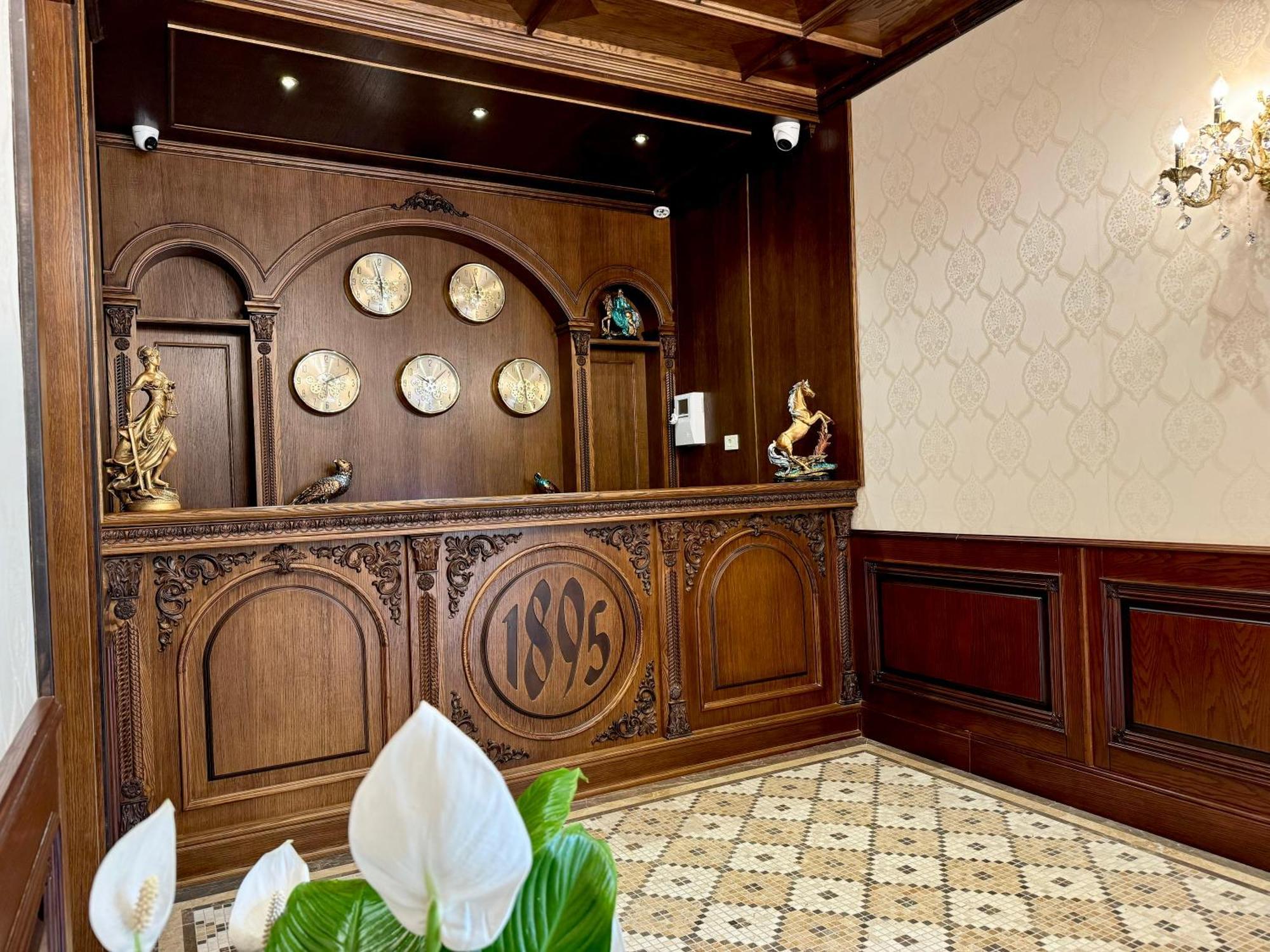 Midway Baku Hotel Bagian luar foto