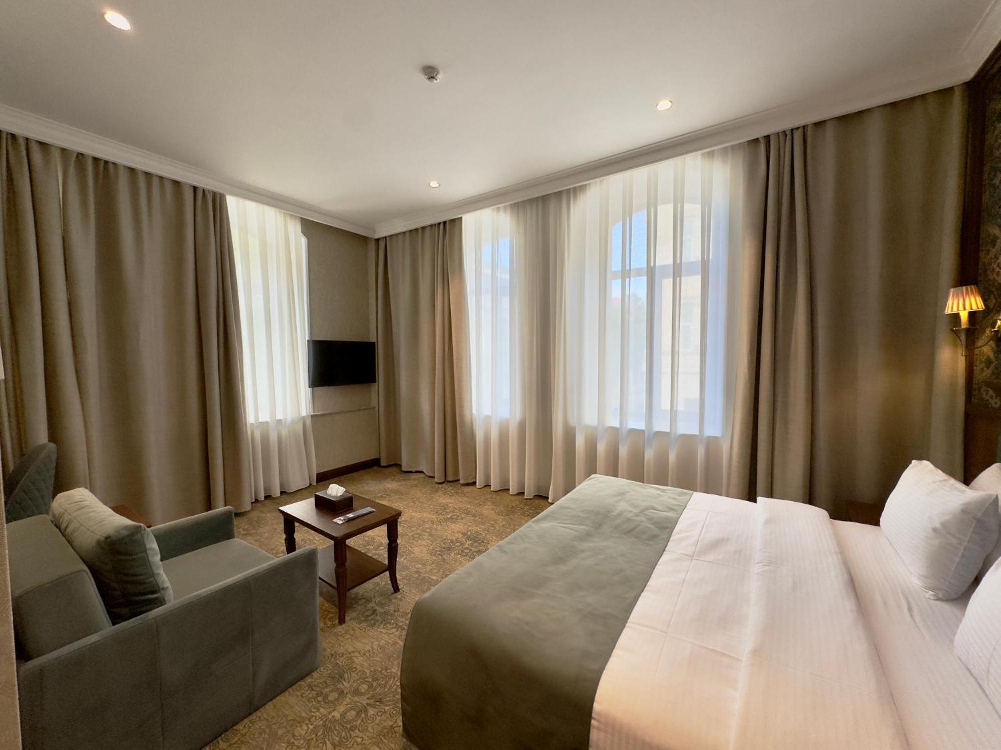 Midway Baku Hotel Bagian luar foto