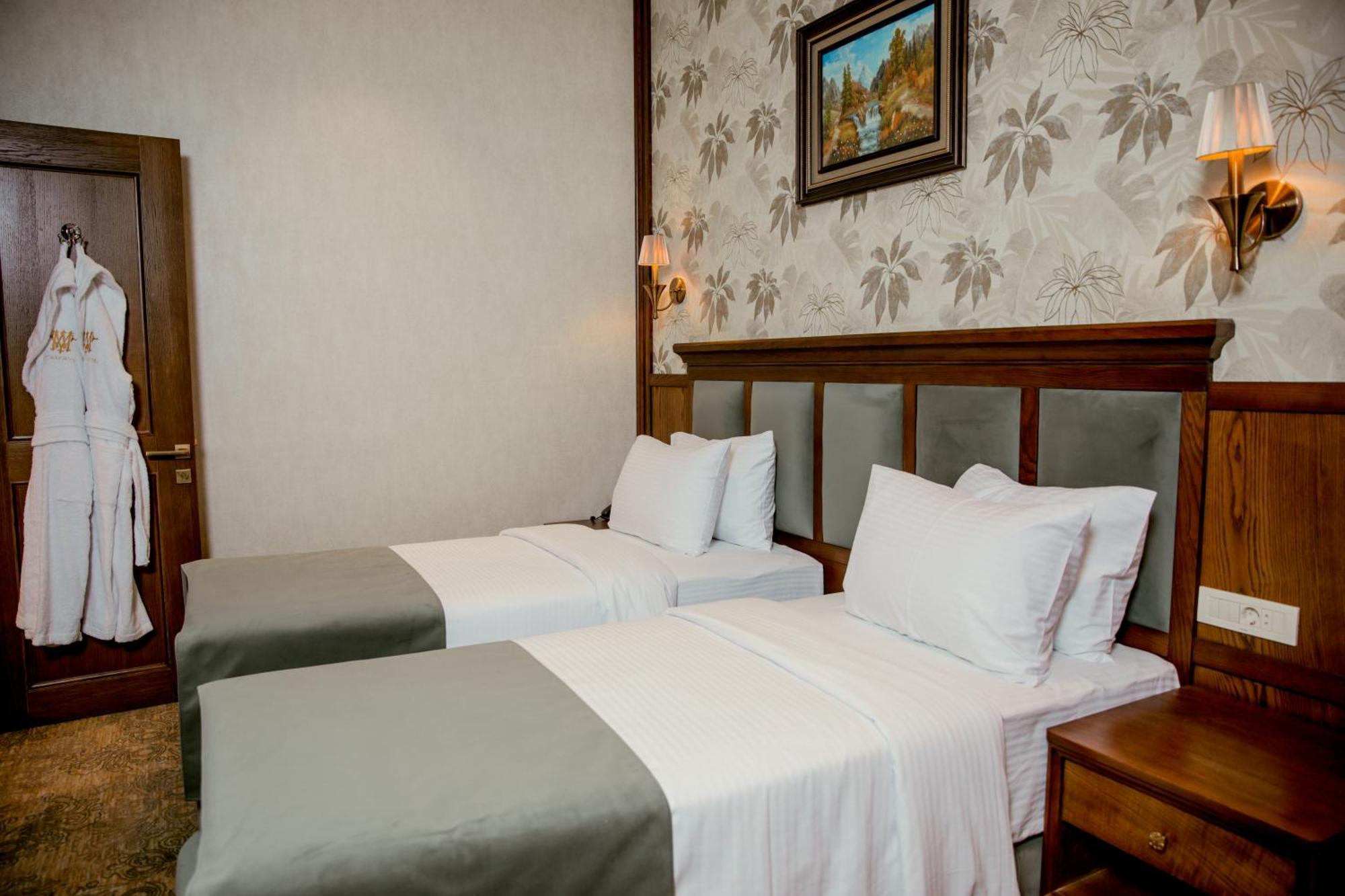 Midway Baku Hotel Bagian luar foto