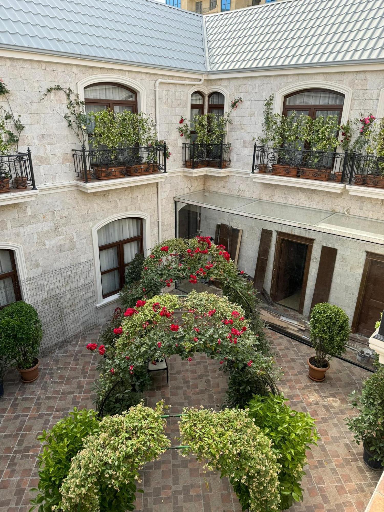 Midway Baku Hotel Bagian luar foto
