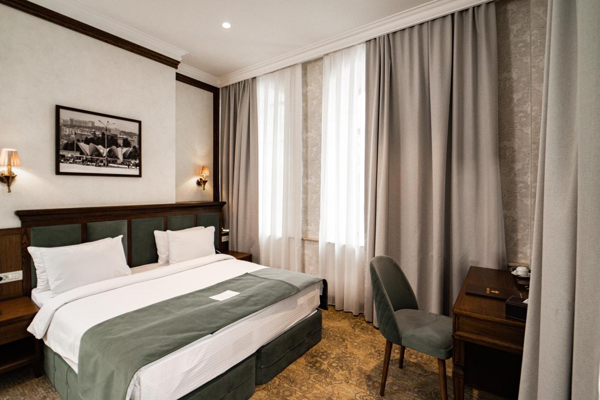 Midway Baku Hotel Bagian luar foto