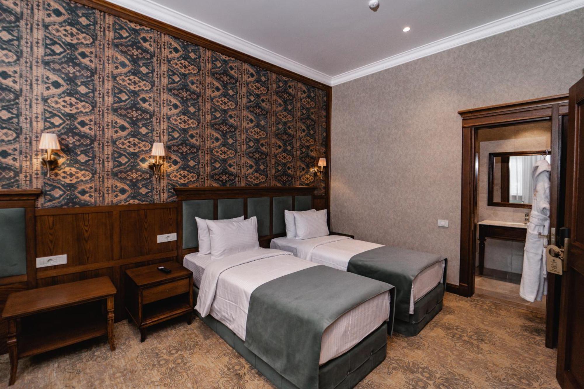 Midway Baku Hotel Bagian luar foto