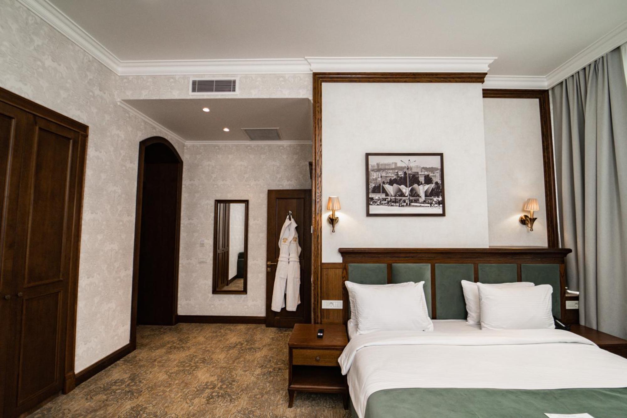 Midway Baku Hotel Bagian luar foto