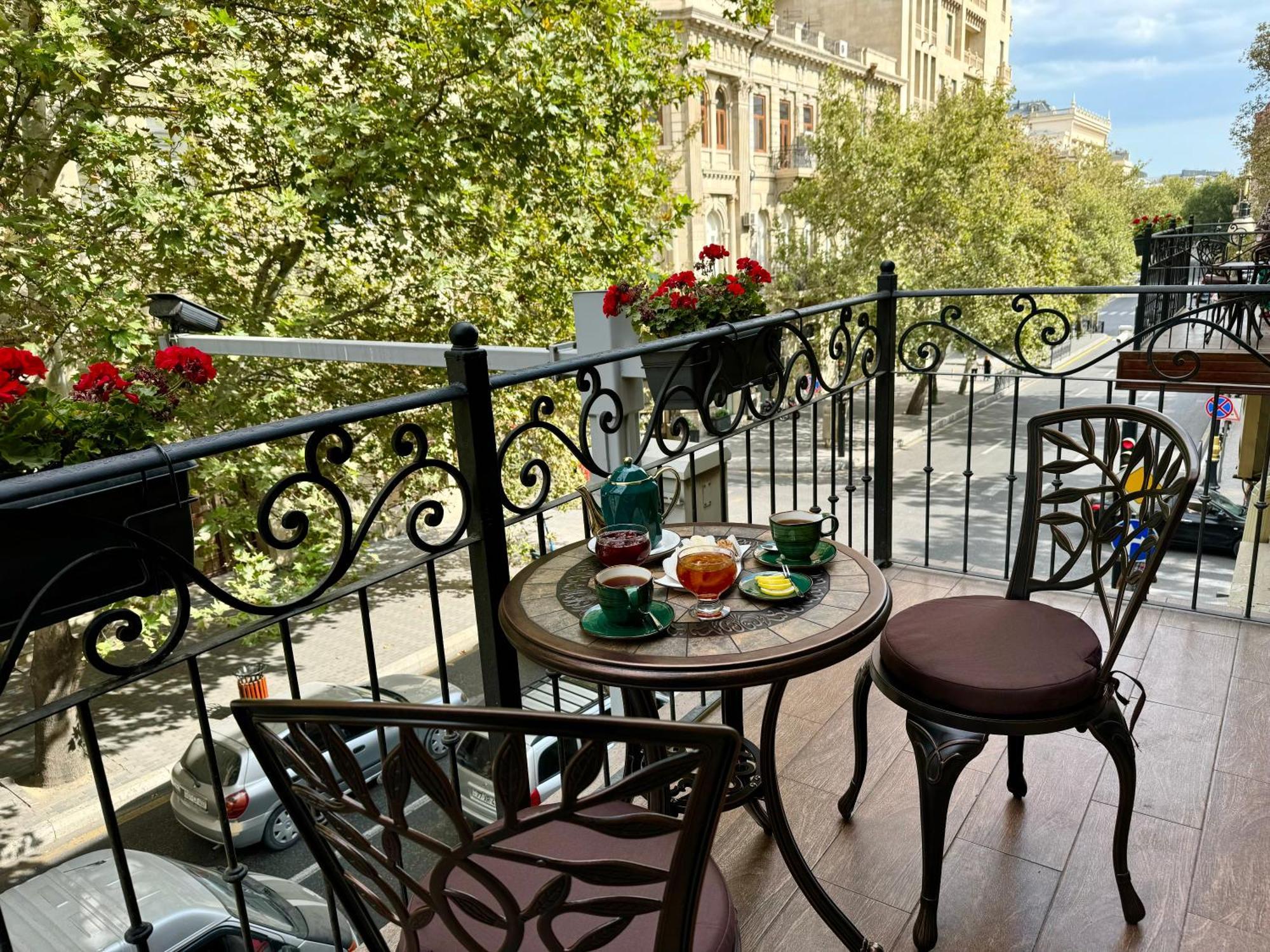 Midway Baku Hotel Bagian luar foto